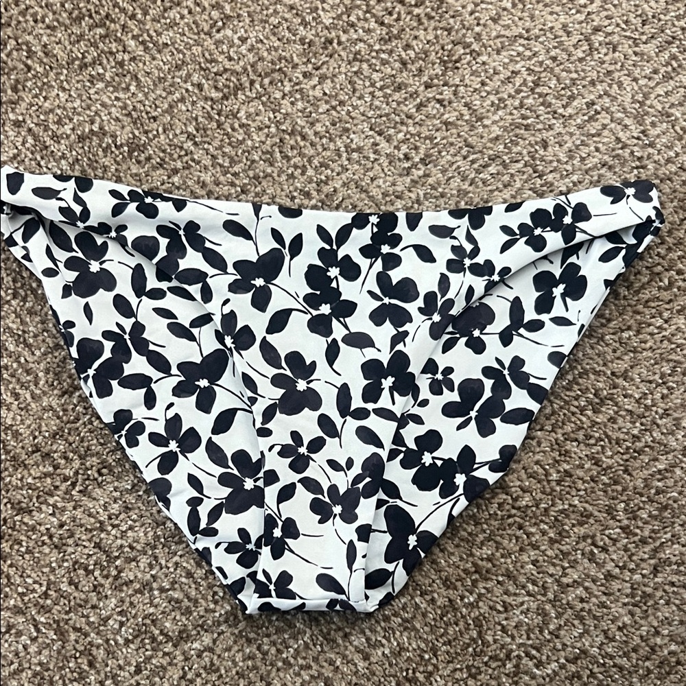 Skatie Black and White Floral Bikini Bottoms size xl